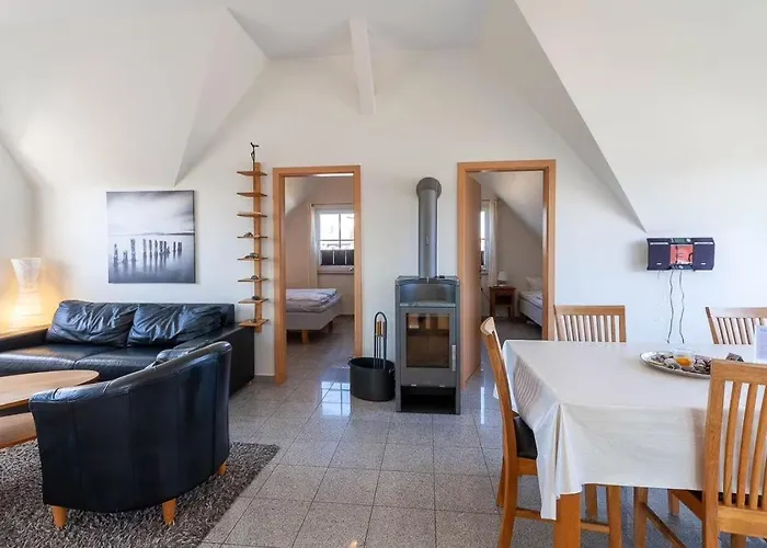Reethaus Koenigshoern Haus Am Mit Eingezaeuntem Grundstueck Hunde Willkommen * Glowe
